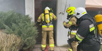 Wchodzili do płonącego domu