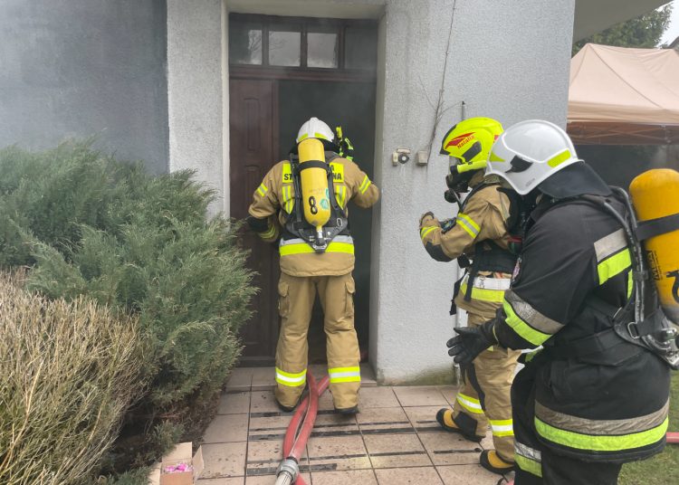 Wchodzili do płonącego domu