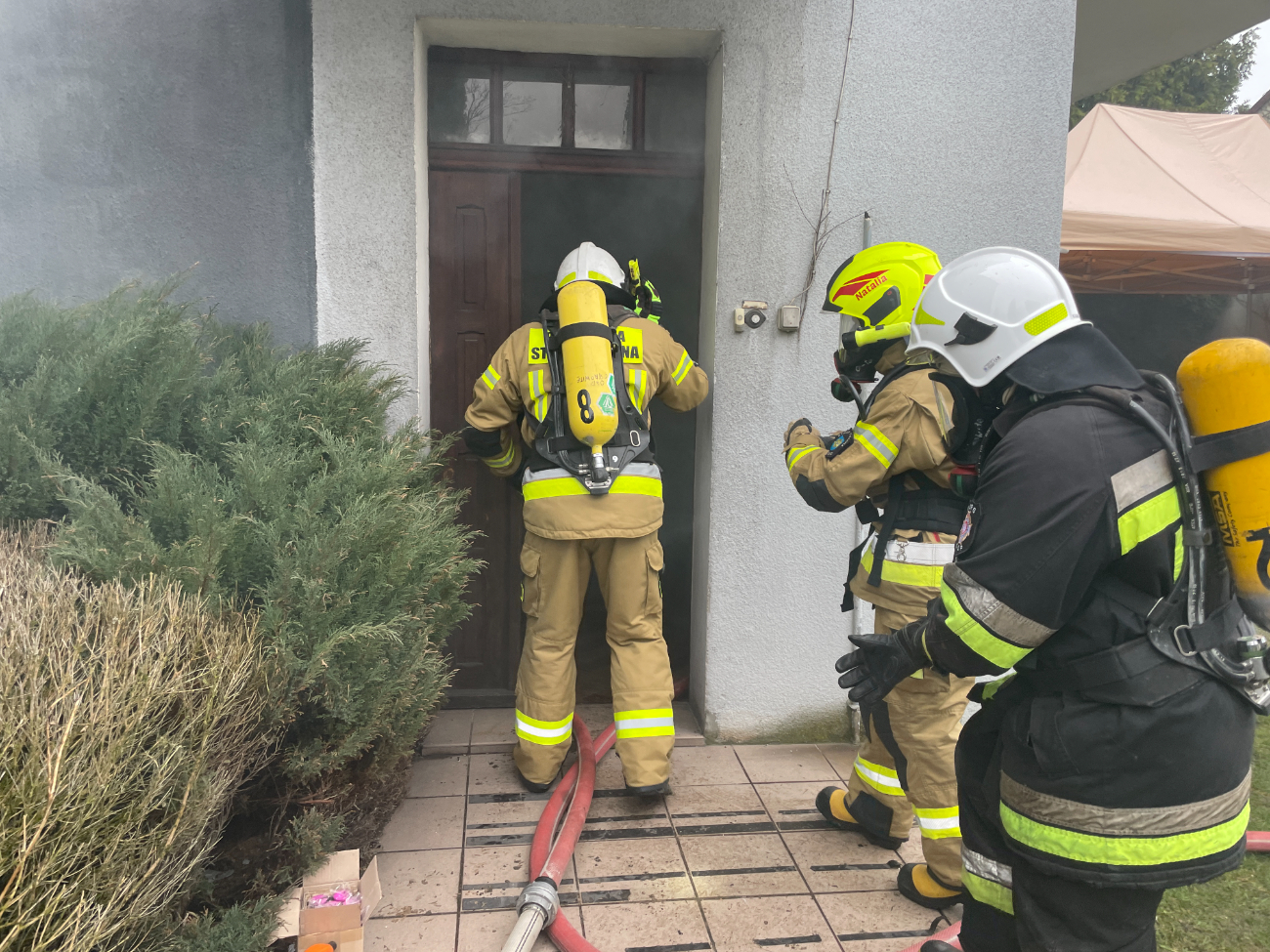 Wchodzili do płonącego domu