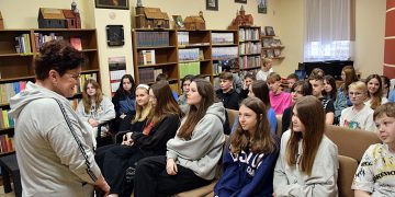 Noc spędzili w bibliotece i sali sportowej