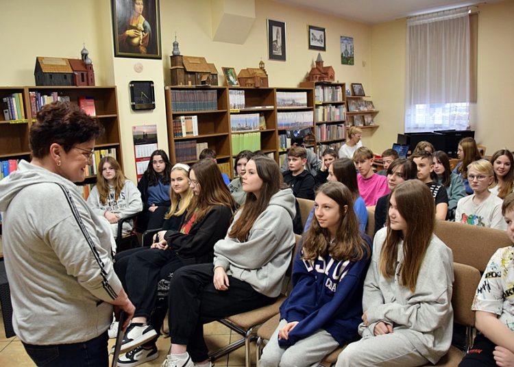 Noc spędzili w bibliotece i sali sportowej