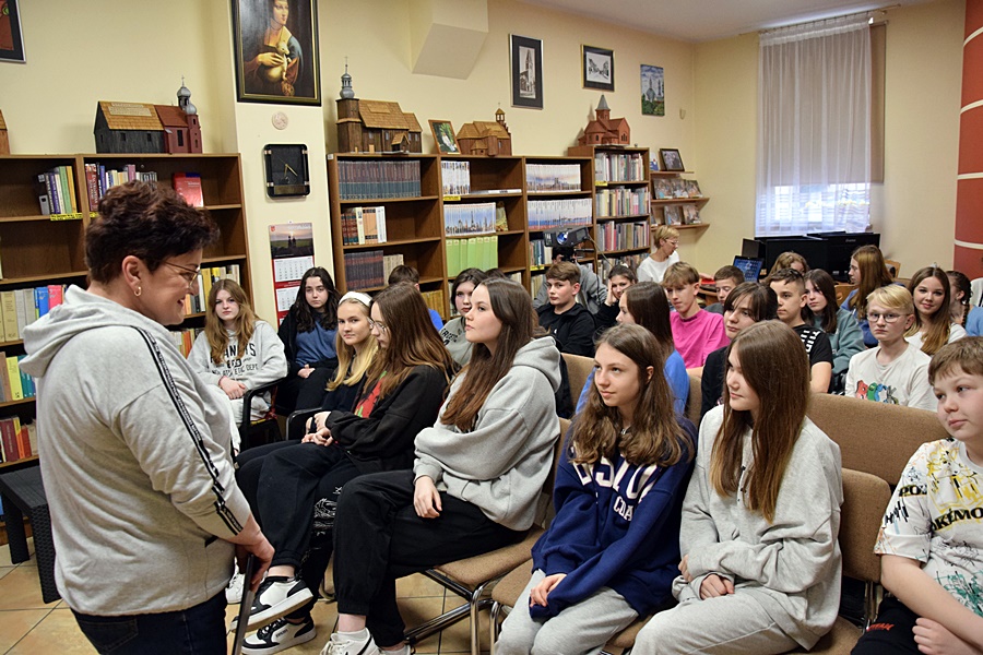 Noc spędzili w bibliotece i sali sportowej