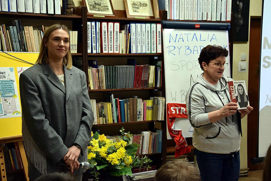 Noc spędzili w bibliotece i sali sportowej