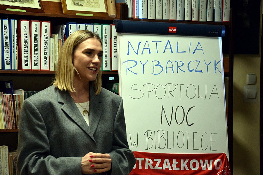 Noc spędzili w bibliotece i sali sportowej