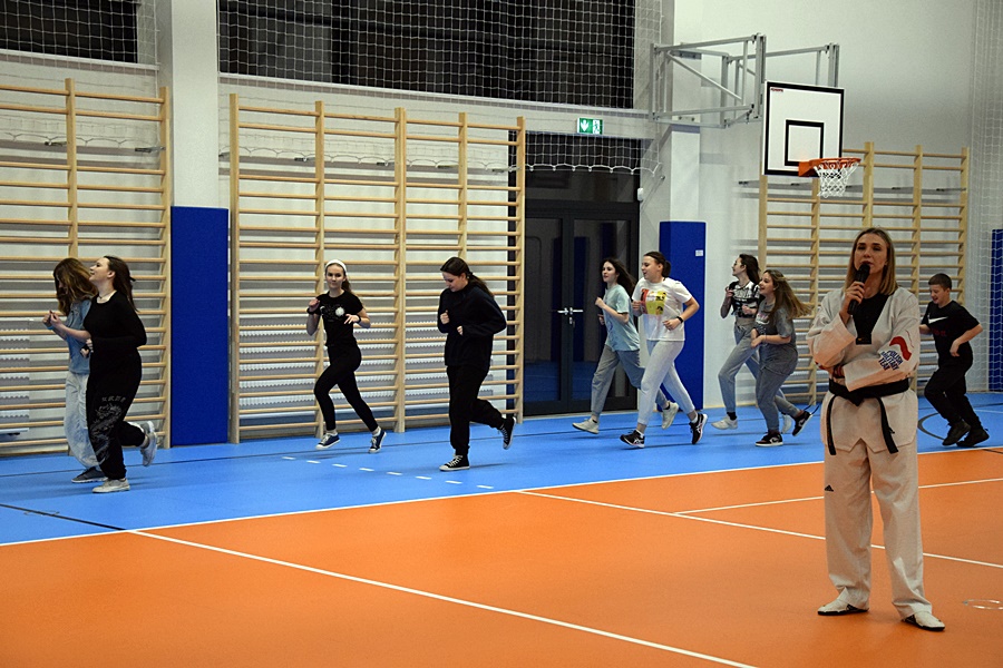 Noc spędzili w bibliotece i sali sportowej