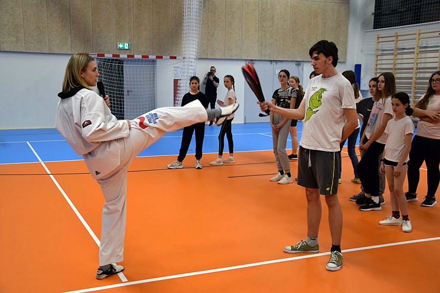 Noc spędzili w bibliotece i sali sportowej