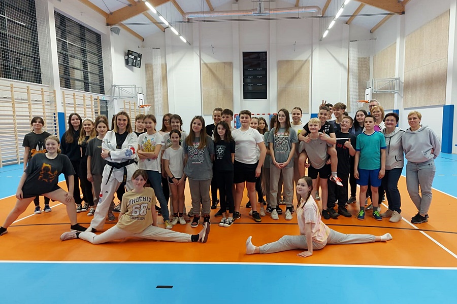 Noc spędzili w bibliotece i sali sportowej