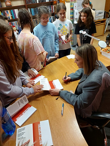 Noc spędzili w bibliotece i sali sportowej