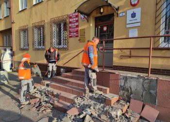 Remontują wejście do magistratu