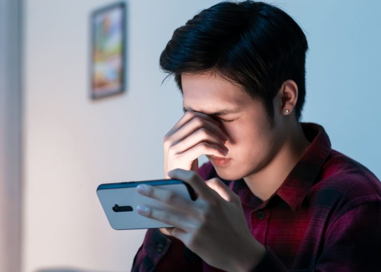 Jakie są objawy i przyczyny zespołu suchego oka?