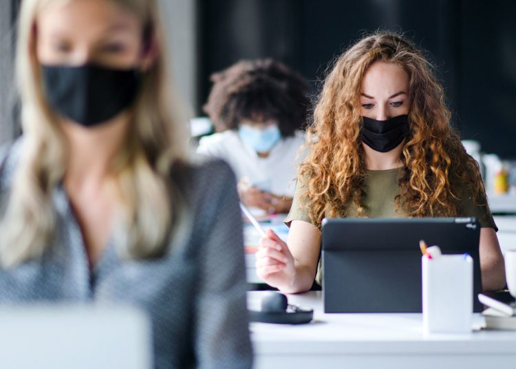 Jak przebranżowić się i zacząć pracę w IT?