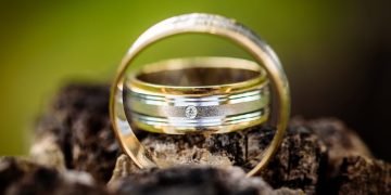 Jak rozpoznać prawdziwy brylant w złotym pierścionku? Poradnik