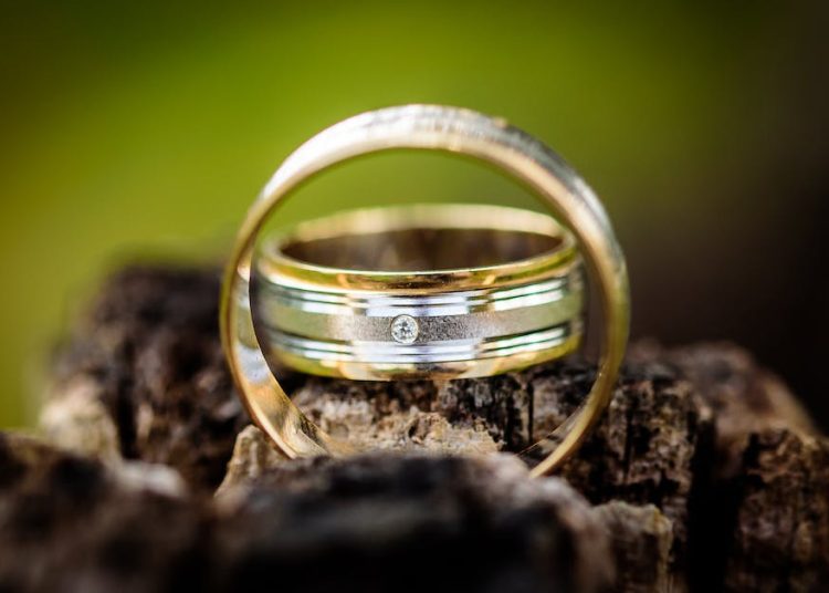 Jak rozpoznać prawdziwy brylant w złotym pierścionku? Poradnik