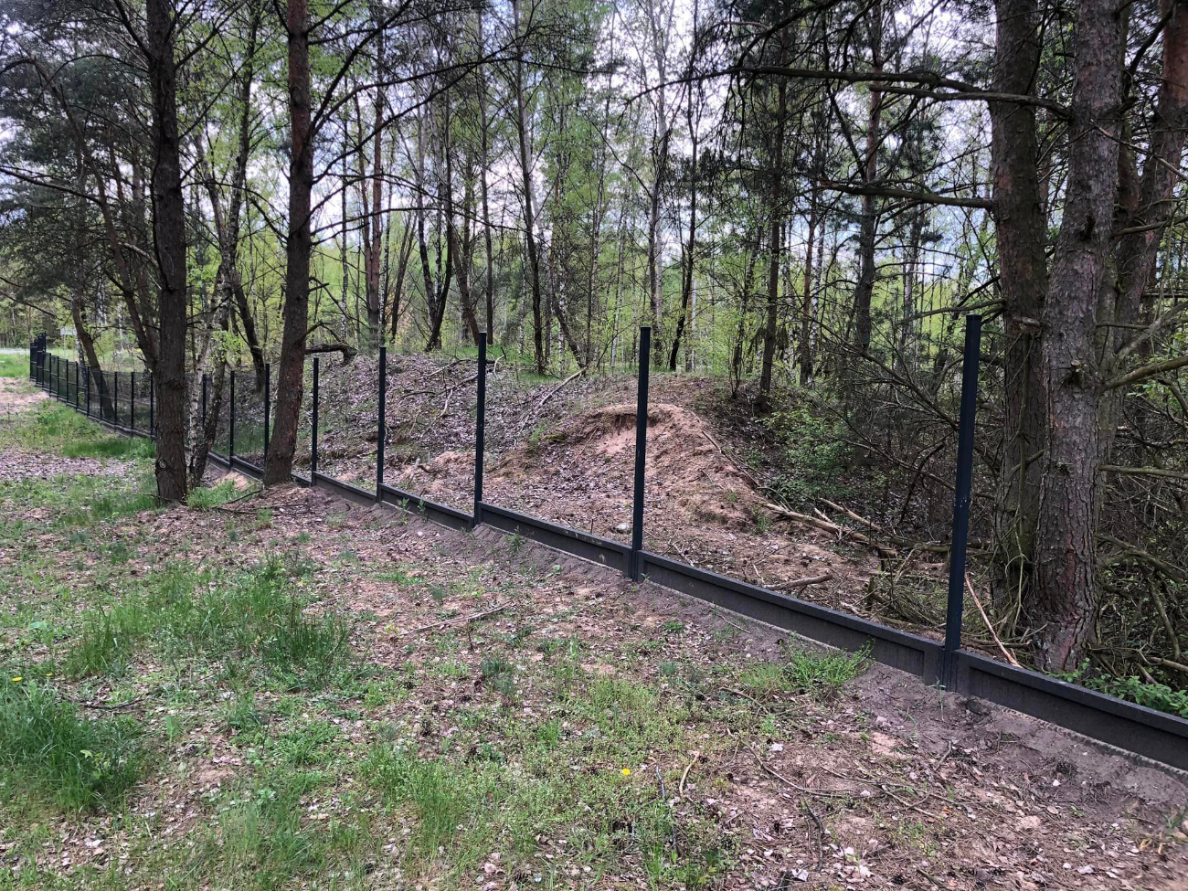 Ukradli panele ogrodzeniowe na działce. „Przewidziana nagroda pieniężna”