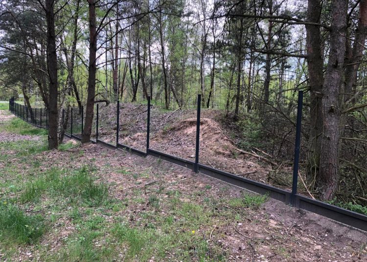 Ukradli panele ogrodzeniowe na działce. „Przewidziana nagroda pieniężna”