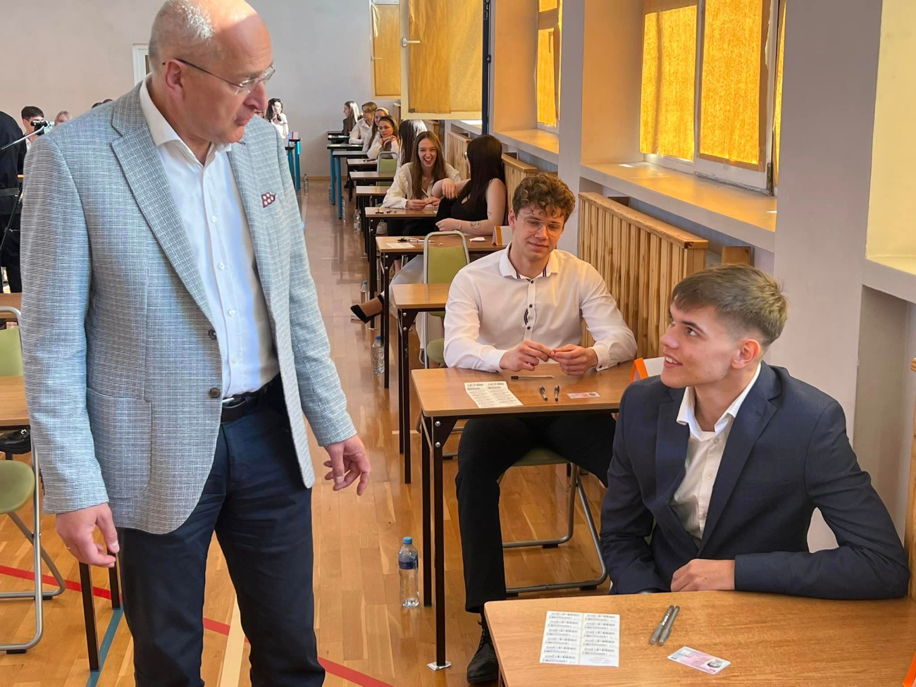 Kominiarz odwiedził maturzystów. Rozdawał guziki na szczęście ZDJĘCIA