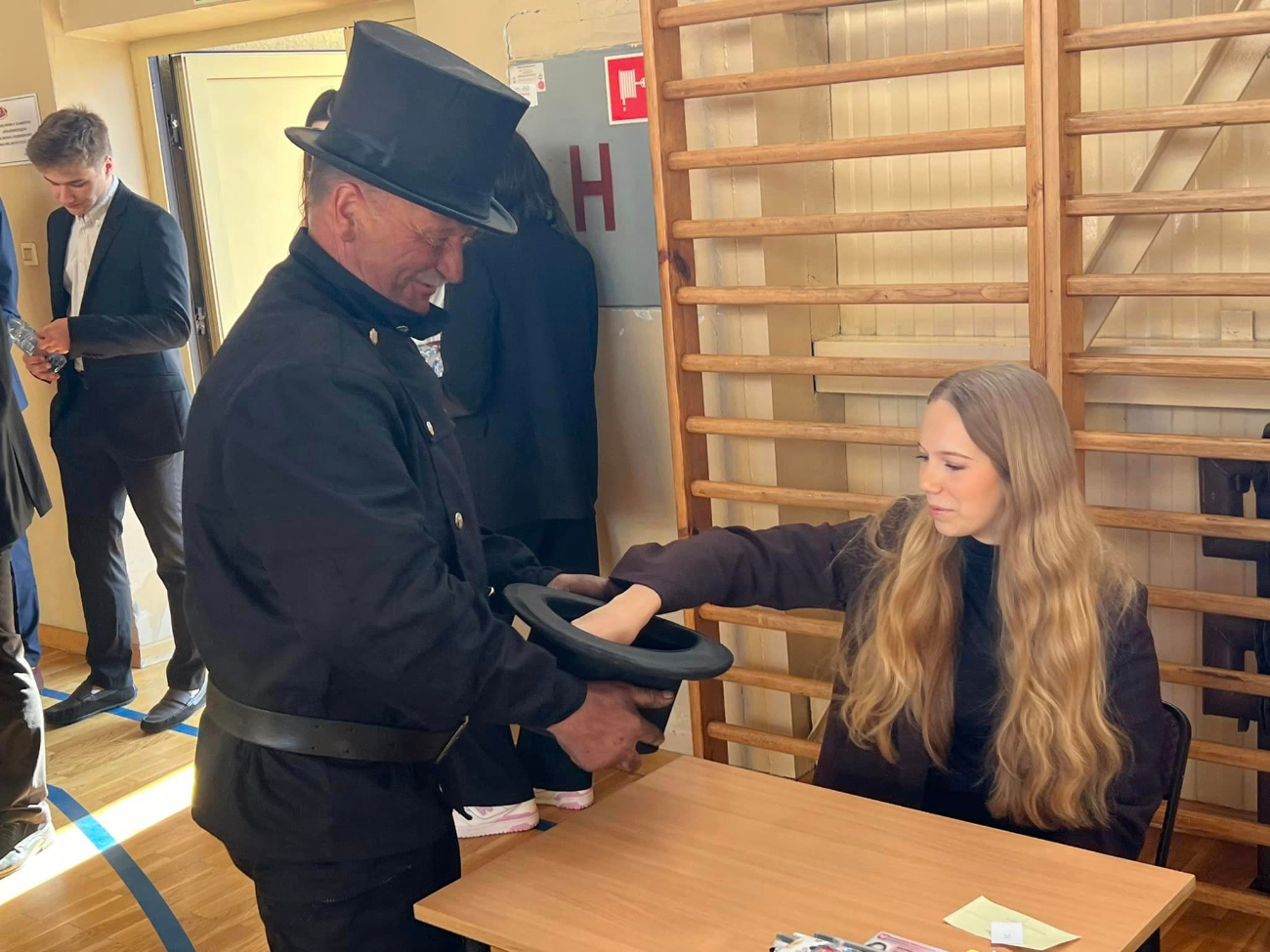 Kominiarz odwiedził maturzystów. Rozdawał guziki na szczęście ZDJĘCIA