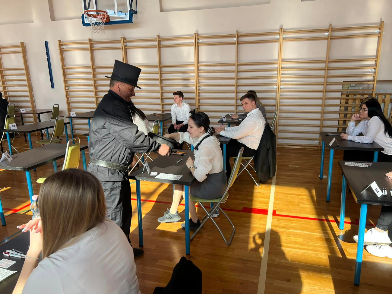 Kominiarz odwiedził maturzystów. Rozdawał guziki na szczęście ZDJĘCIA