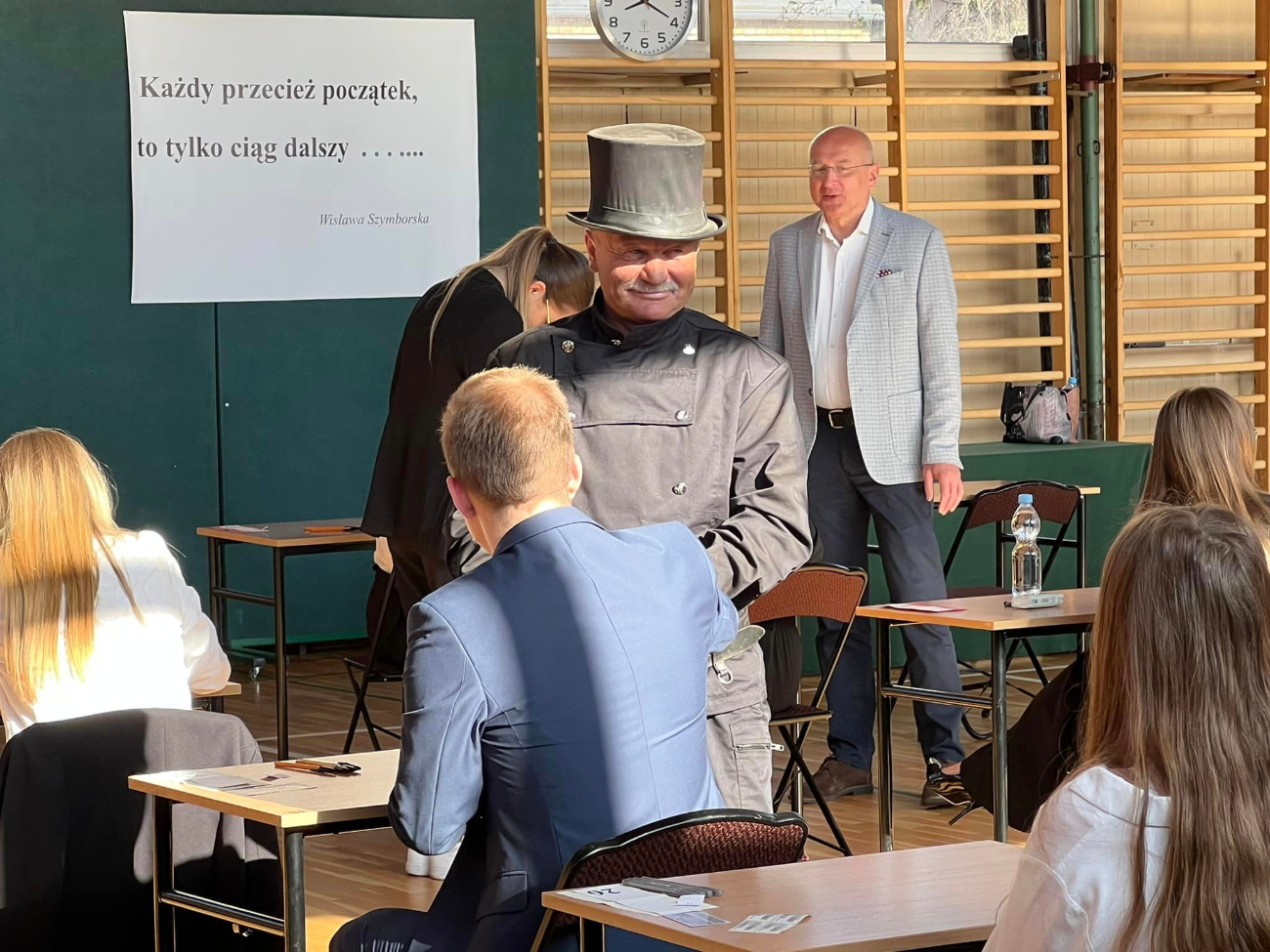 Kominiarz odwiedził maturzystów. Rozdawał guziki na szczęście ZDJĘCIA