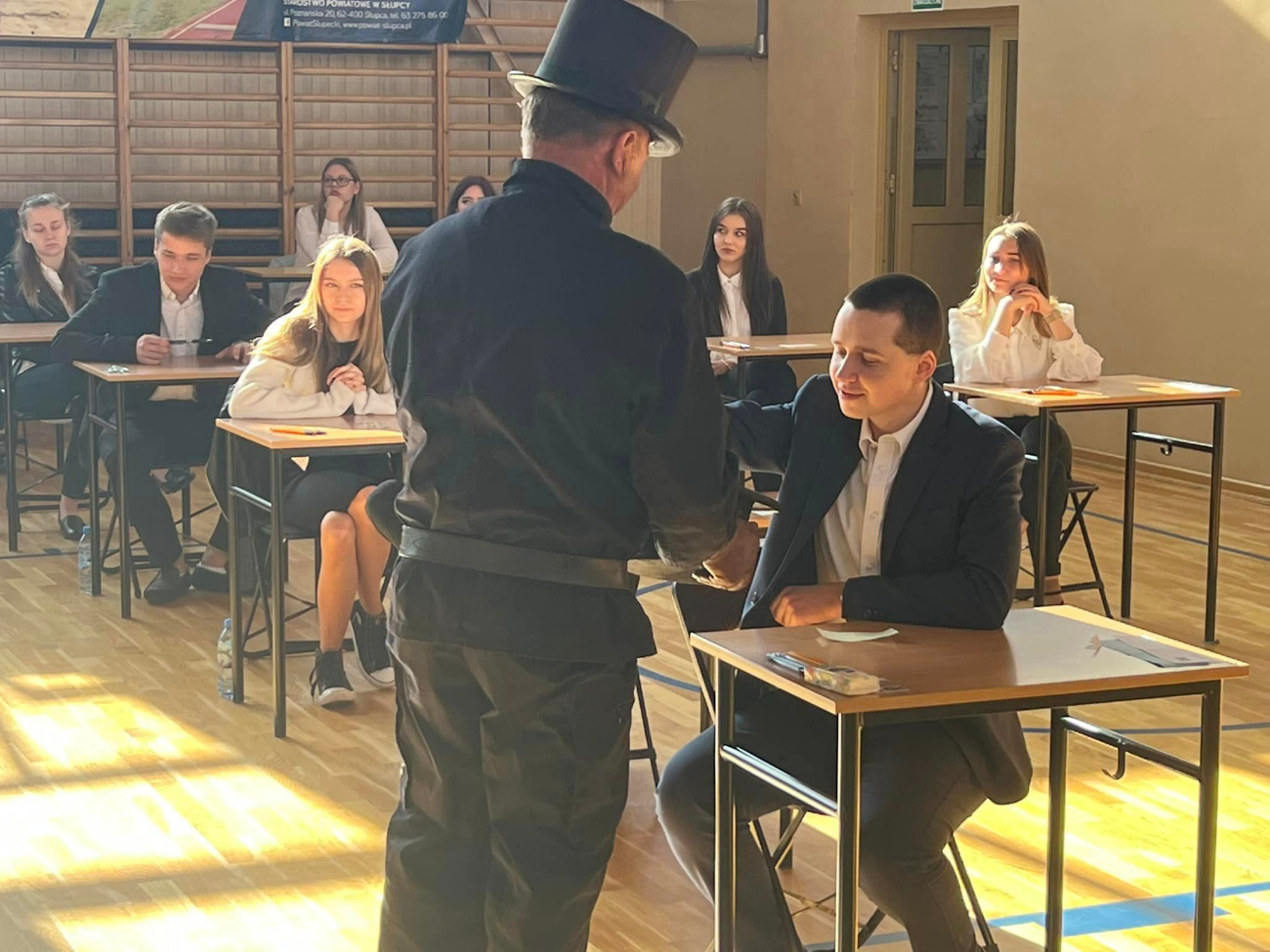 Kominiarz odwiedził maturzystów. Rozdawał guziki na szczęście ZDJĘCIA