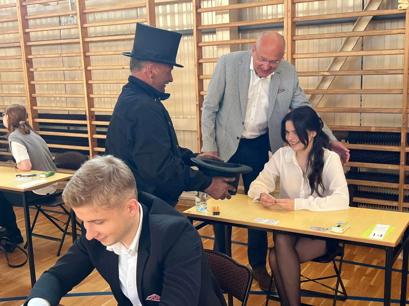 Kominiarz odwiedził maturzystów. Rozdawał guziki na szczęście ZDJĘCIA