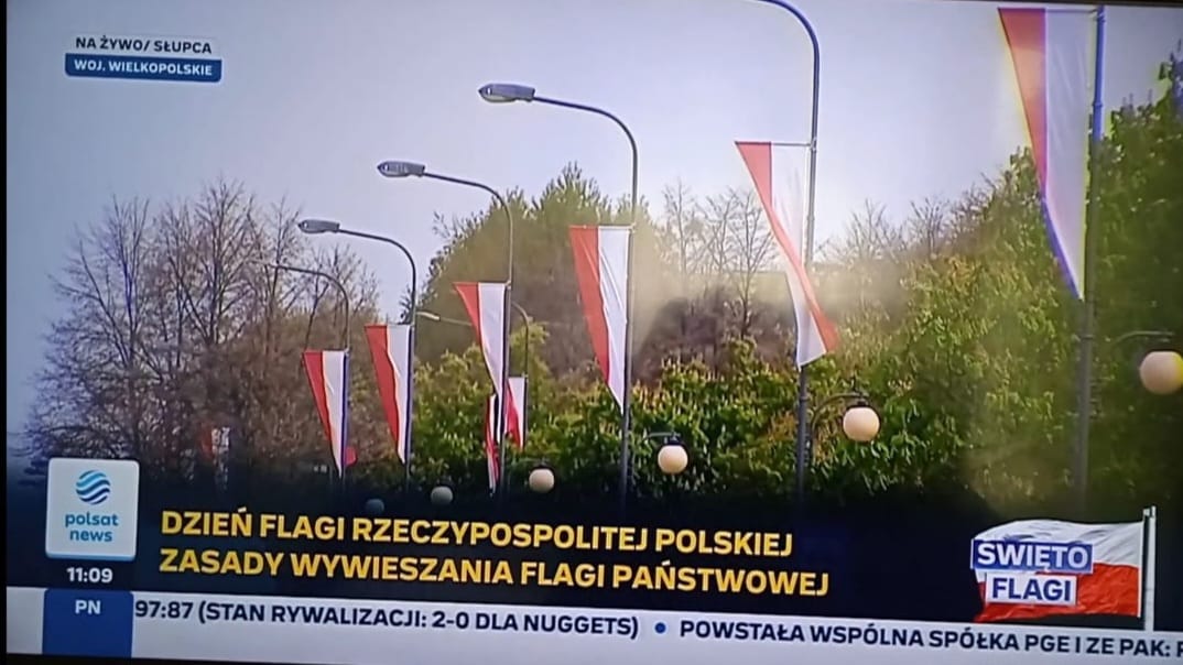 Czy flagi są zawieszone dobrze? Burmistrz odpowiadał w telewizji
