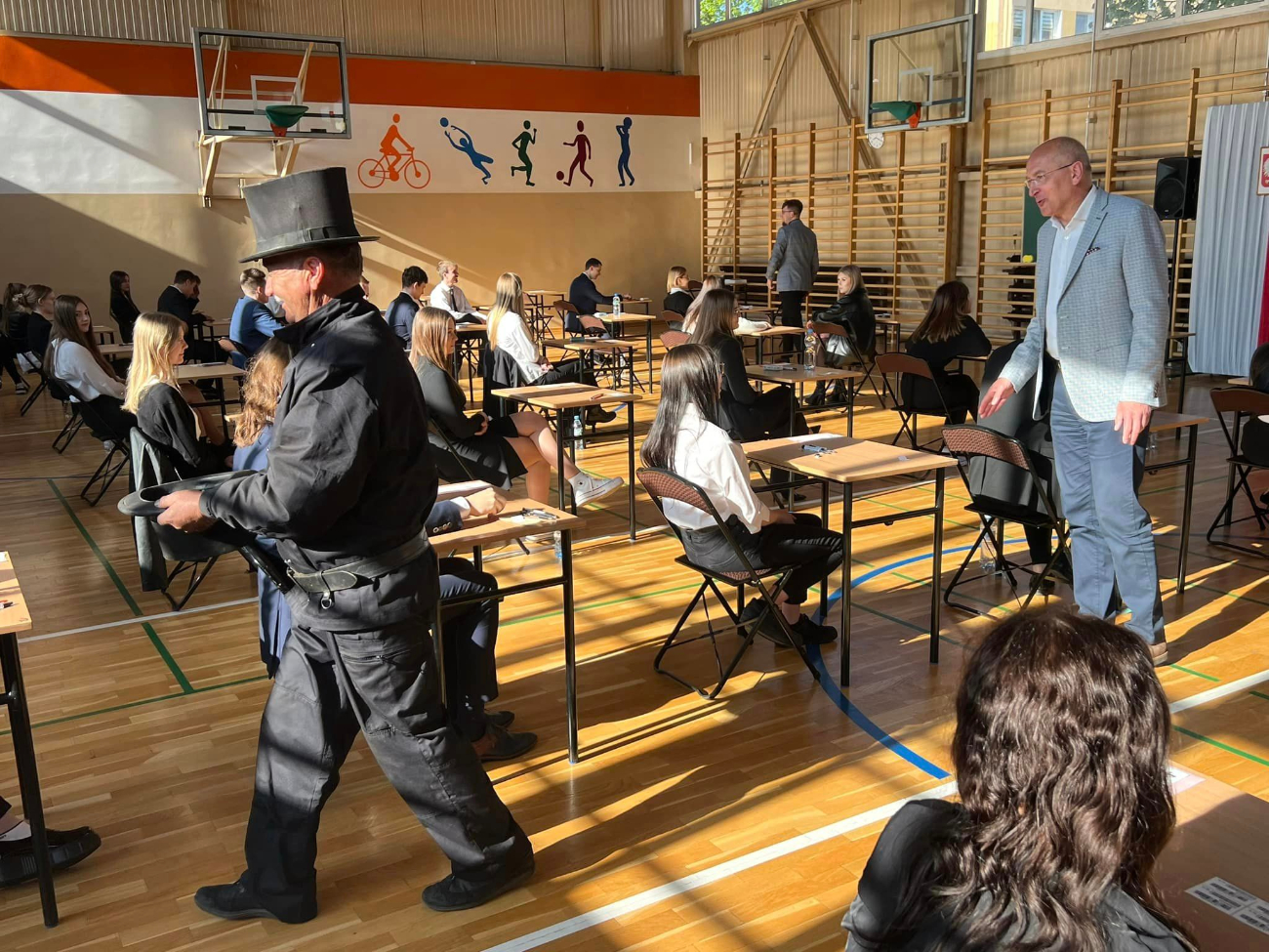 Kominiarz odwiedził maturzystów. Rozdawał guziki na szczęście ZDJĘCIA