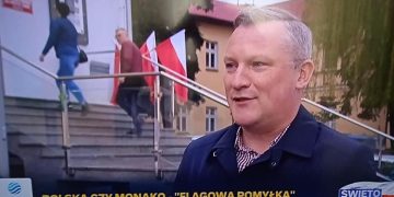 Czy flagi są zawieszone dobrze? Burmistrz odpowiadał w telewizji
