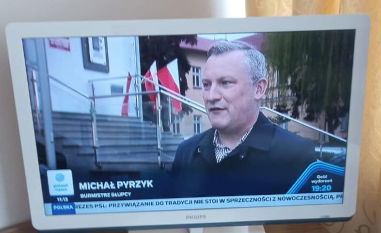 Czy flagi są zawieszone dobrze? Burmistrz odpowiadał w telewizji