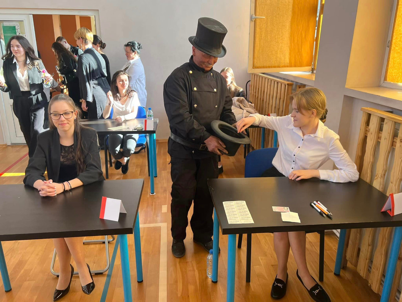 Kominiarz odwiedził maturzystów. Rozdawał guziki na szczęście ZDJĘCIA