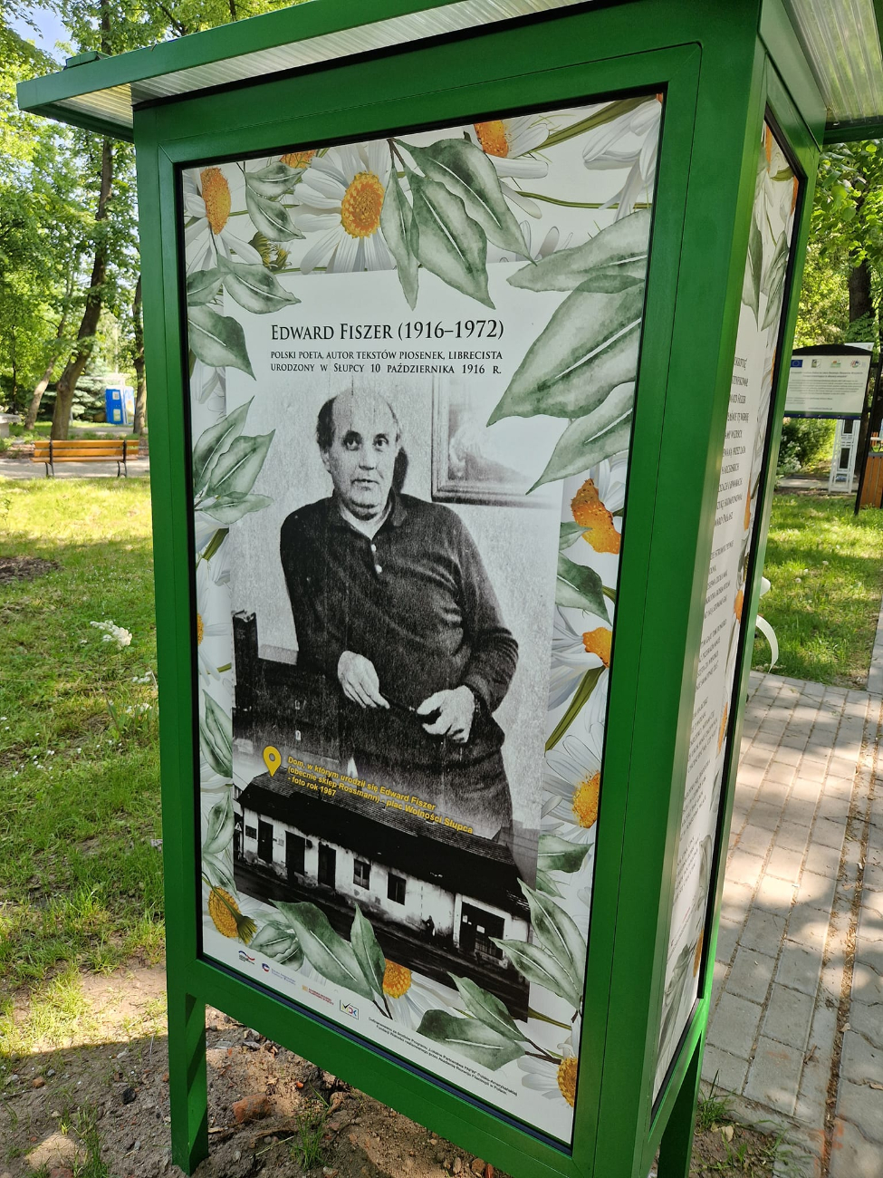 Kolejna szafa na książki w mieście