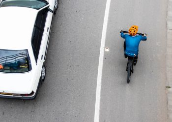 Bezpieczeństwo podczas wyprzedzania osób jadących na rowerze.