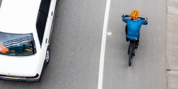 Bezpieczeństwo podczas wyprzedzania osób jadących na rowerze.