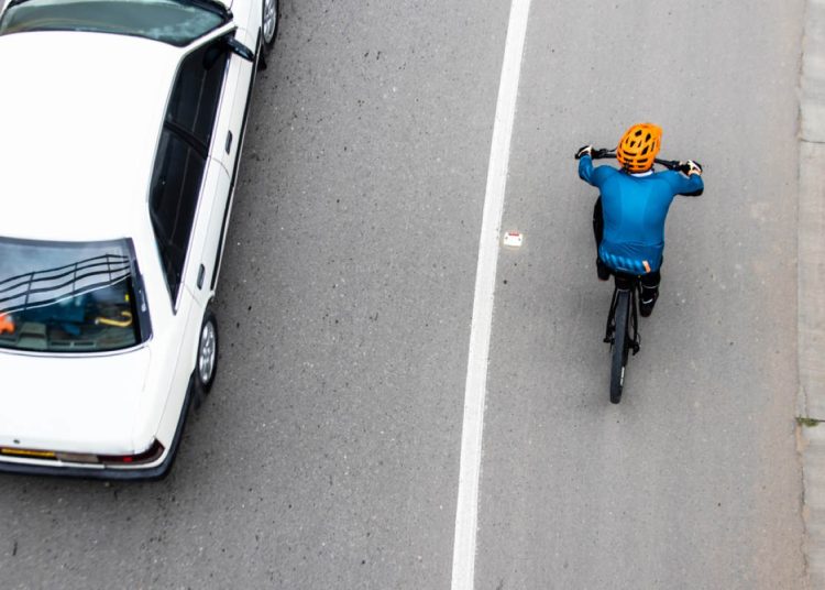 Bezpieczeństwo podczas wyprzedzania osób jadących na rowerze.