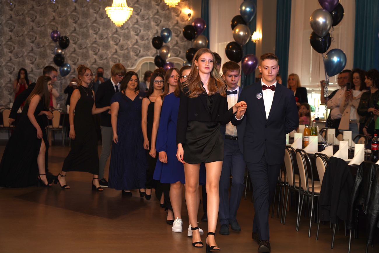 Po egzaminach czas na zabawę. Ósmoklasiści mieli bal ZDJĘCIA