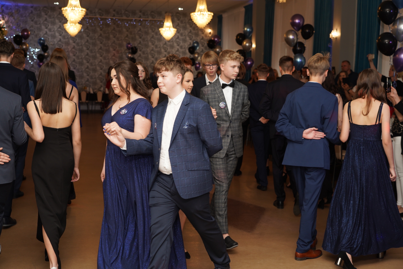 Po egzaminach czas na zabawę. Ósmoklasiści mieli bal ZDJĘCIA