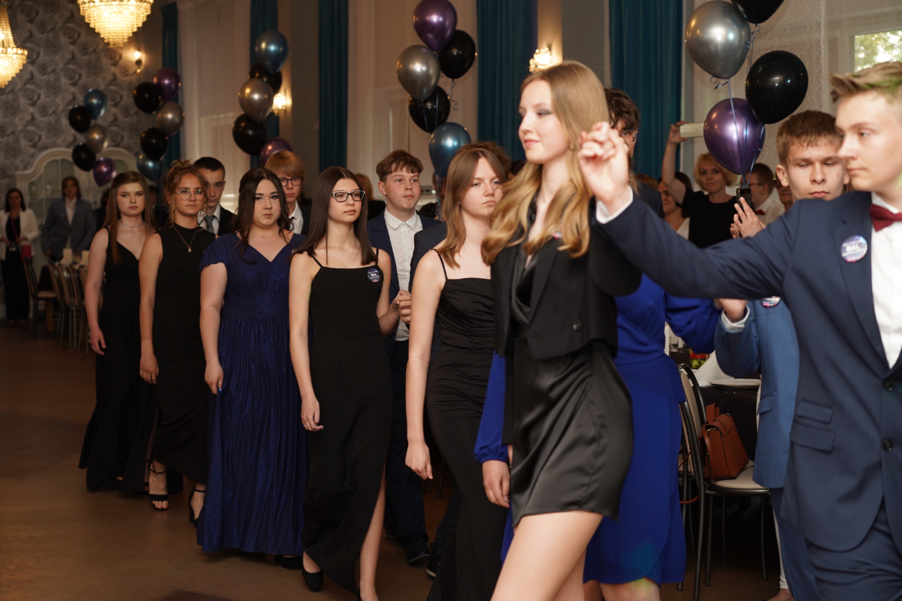 Po egzaminach czas na zabawę. Ósmoklasiści mieli bal ZDJĘCIA