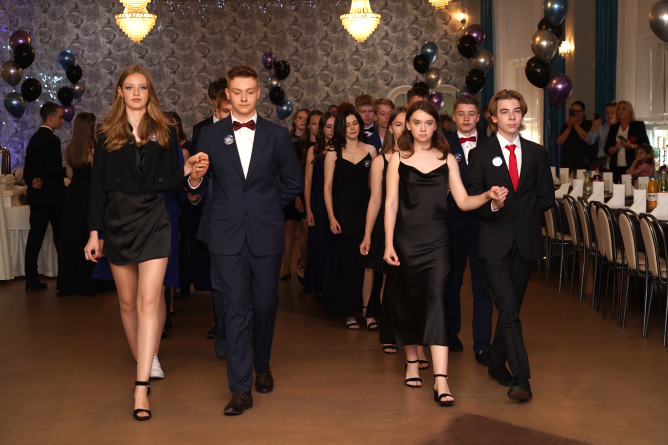 Po egzaminach czas na zabawę. Ósmoklasiści mieli bal ZDJĘCIA