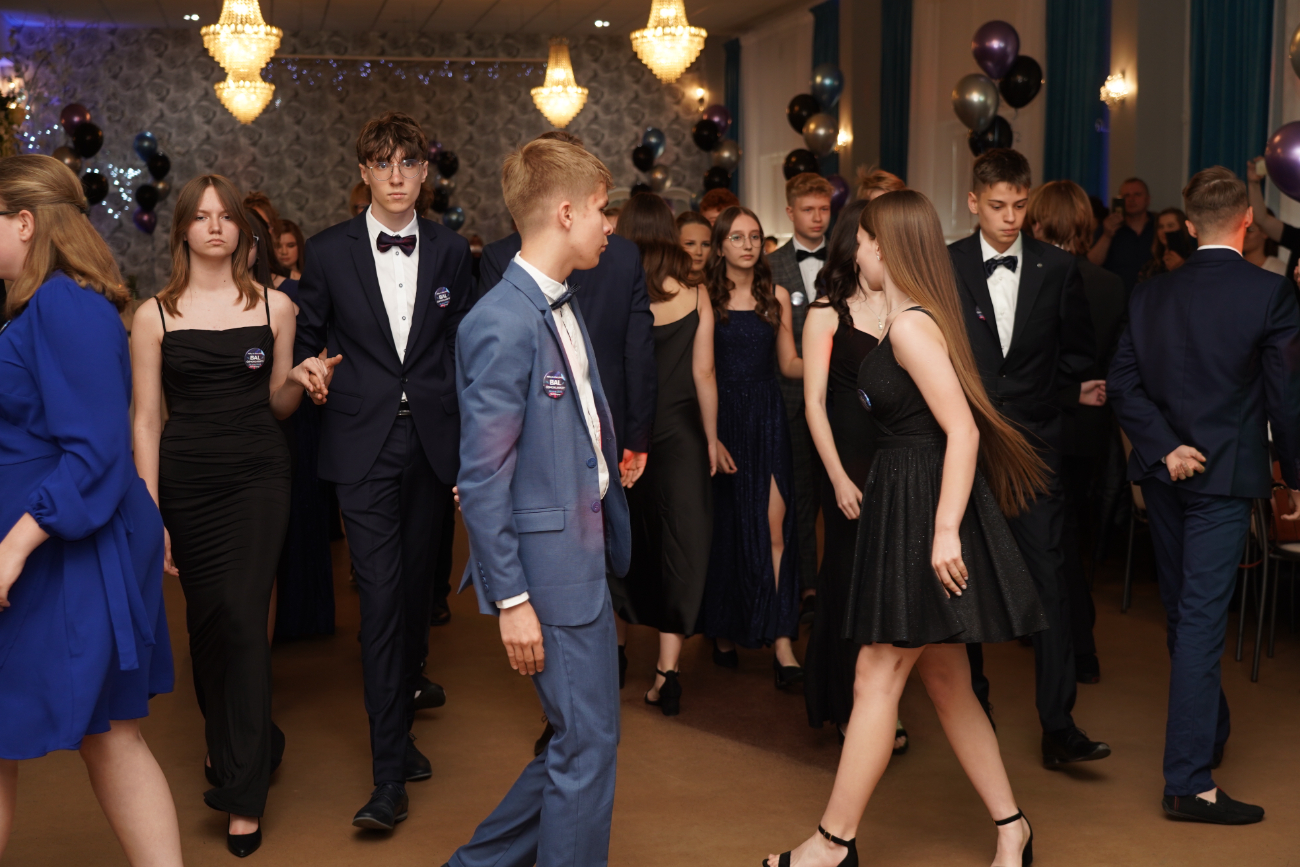 Po egzaminach czas na zabawę. Ósmoklasiści mieli bal ZDJĘCIA