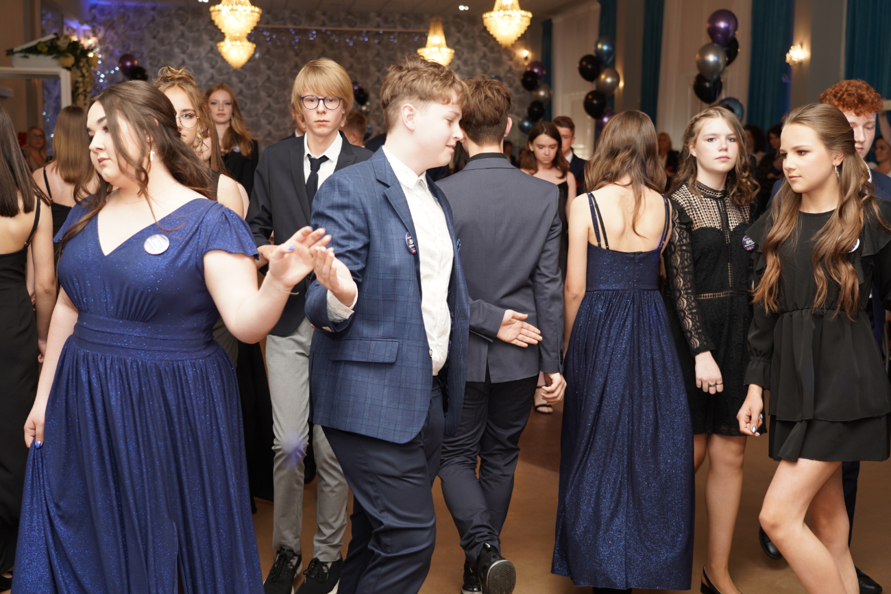 Po egzaminach czas na zabawę. Ósmoklasiści mieli bal ZDJĘCIA