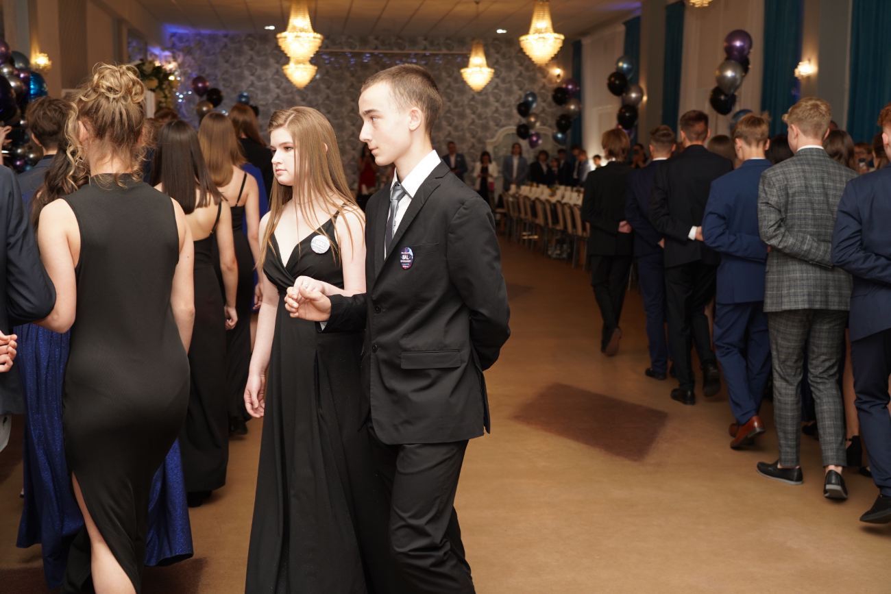 Po egzaminach czas na zabawę. Ósmoklasiści mieli bal ZDJĘCIA