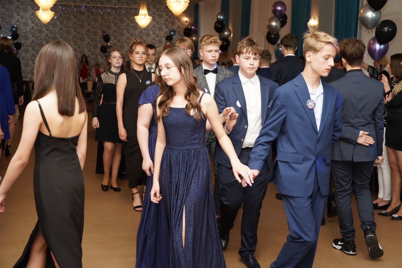 Po egzaminach czas na zabawę. Ósmoklasiści mieli bal ZDJĘCIA