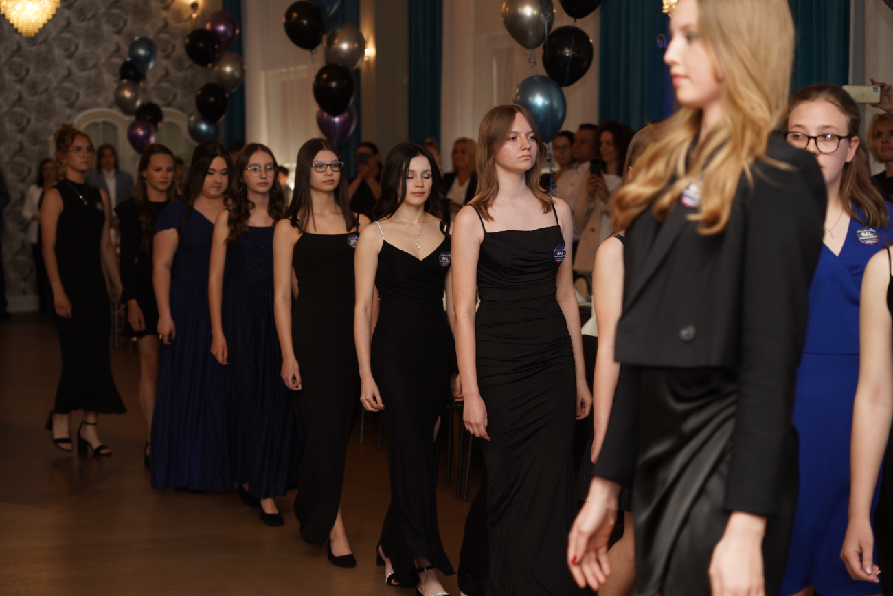 Po egzaminach czas na zabawę. Ósmoklasiści mieli bal ZDJĘCIA