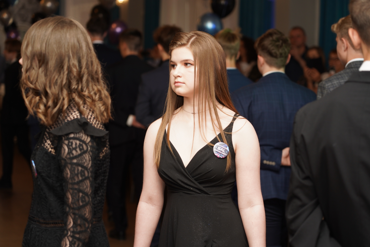 Po egzaminach czas na zabawę. Ósmoklasiści mieli bal ZDJĘCIA