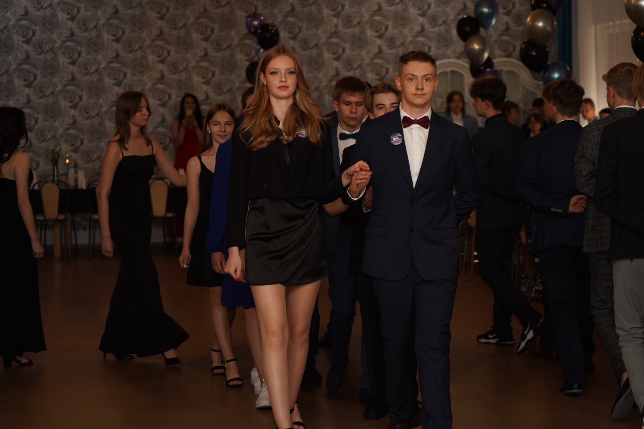 Po egzaminach czas na zabawę. Ósmoklasiści mieli bal ZDJĘCIA