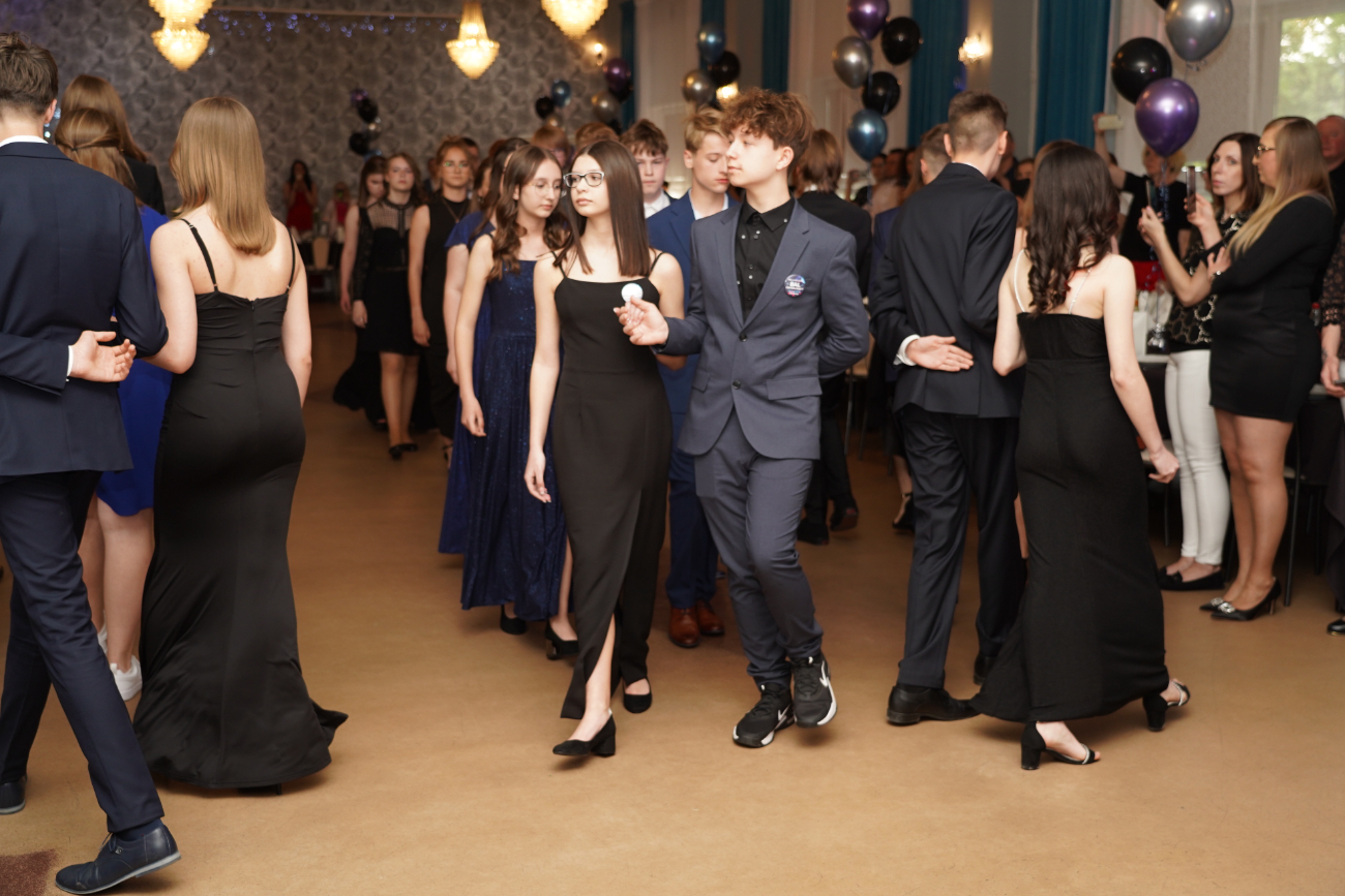 Po egzaminach czas na zabawę. Ósmoklasiści mieli bal ZDJĘCIA