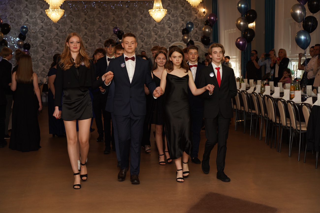 Po egzaminach czas na zabawę. Ósmoklasiści mieli bal ZDJĘCIA