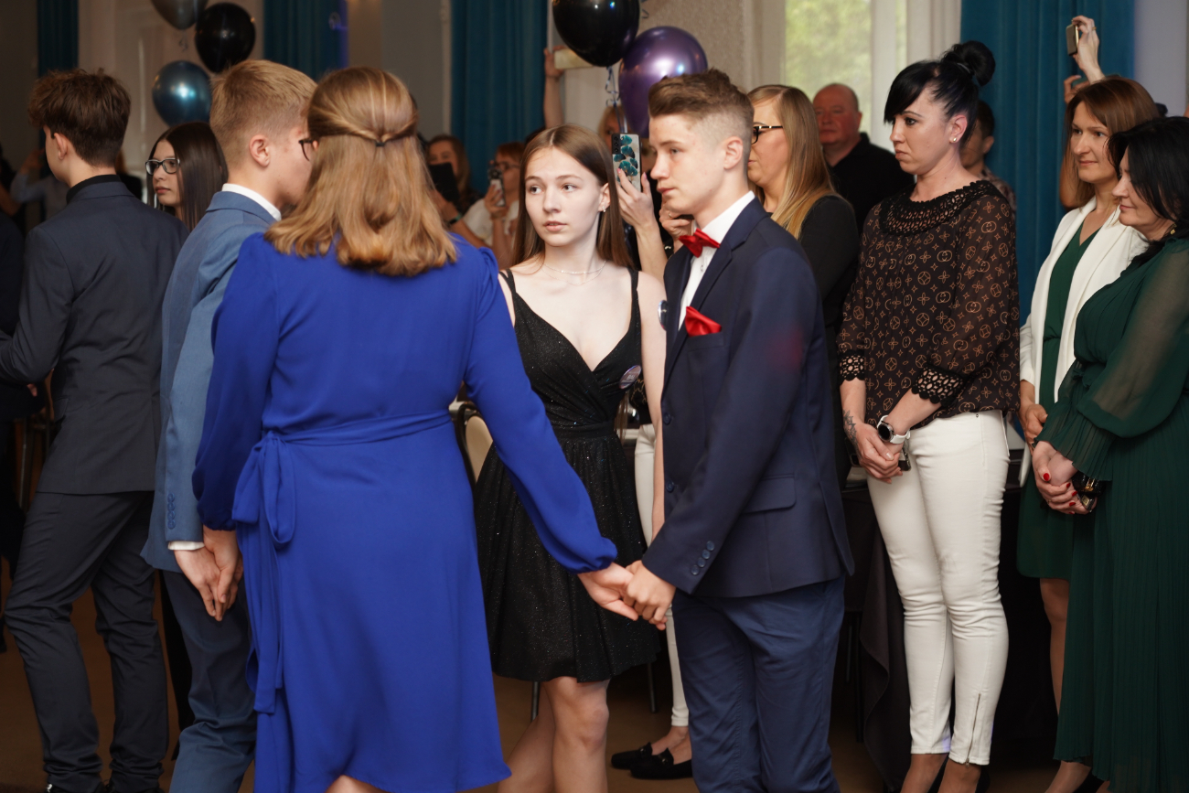 Po egzaminach czas na zabawę. Ósmoklasiści mieli bal ZDJĘCIA