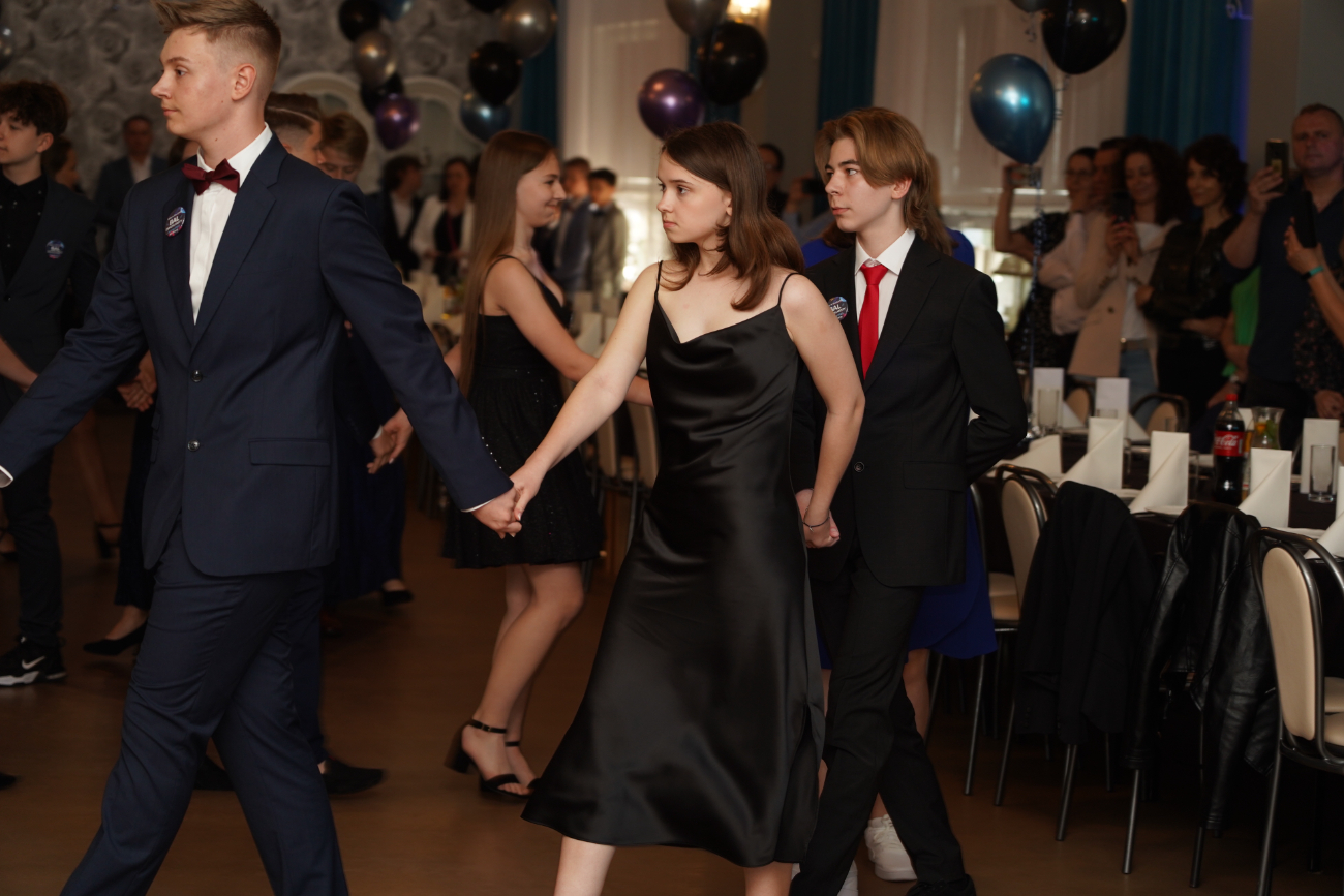 Po egzaminach czas na zabawę. Ósmoklasiści mieli bal ZDJĘCIA