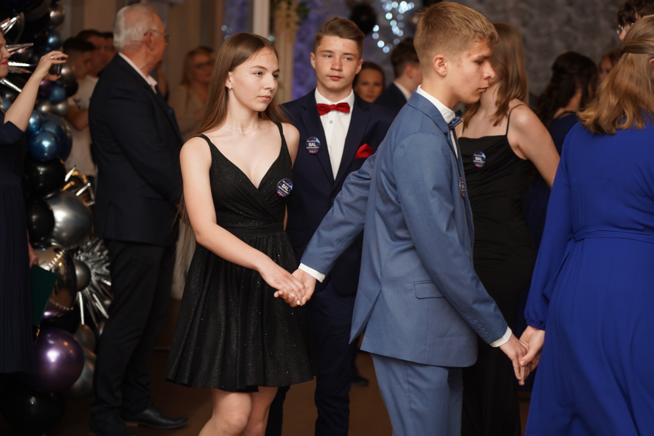 Po egzaminach czas na zabawę. Ósmoklasiści mieli bal ZDJĘCIA